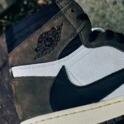 Air Jordan 1 Retro High Travis Scott "Cactus Jack" -Chaussure Boutique air jordan 1 retro high travis scott cactus jack mnr sneakers 6