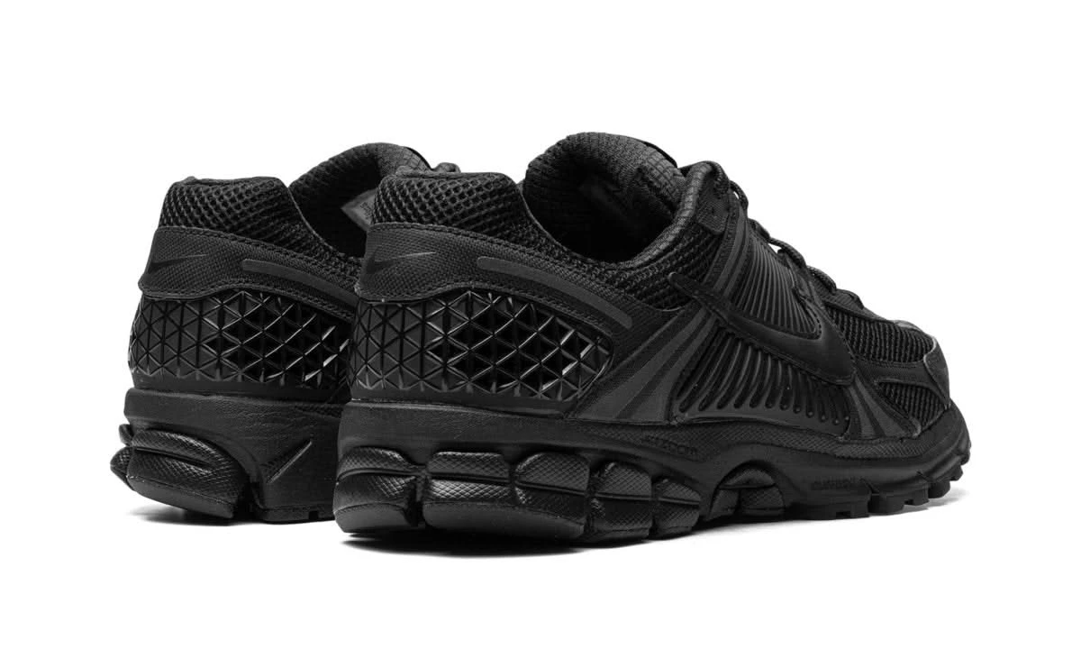 Nike Vomero 5 Triple Black 5 Nike Vomero 5 Triple Black – Image 3
