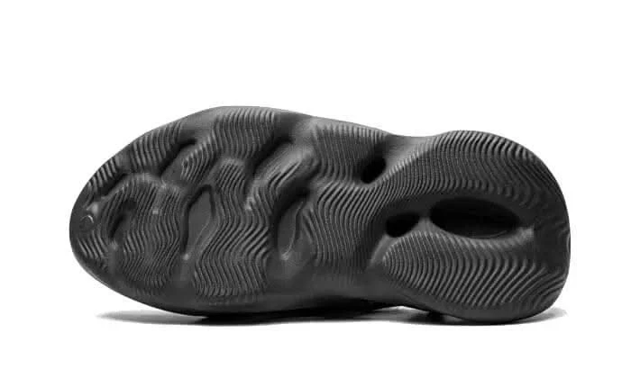 ADIDAS Yeezy Foam RNNR Onyx 6 ADIDAS Yeezy Foam RNNR Onyx – Image 4